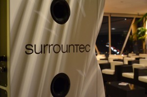 surrounTec Schriftzug mit Intarsien - aus geschwärztem Messing, versteht sich