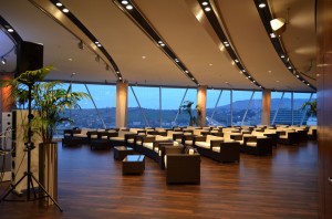 Die Lounge am Abend - ein großer Raum