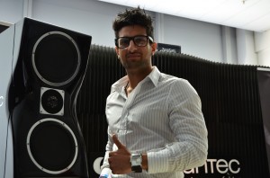 ...mit präzisem, staubtrockenem Bass mit richtig Druck - spielt auch mal House-Musik, wenn es gewünscht wird ... oder Rammstein ... ...mit präzisem, staubtrockenem Bass mit richtig Druck - spielt auch mal House-Musik, wenn es gewünscht wird ... oder Rammstein ...