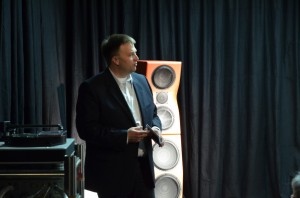 ...Meik Wippermann sorgt mit seinem audiophilen Musikprogramm für gute Stimmung und Abwechslung... Meik Wippermann macht das Programm für surrounTec auf der High-End 2012