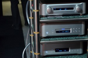 ...komplette Kette, nebst digitaler Clock, von TEAC Esoteric...